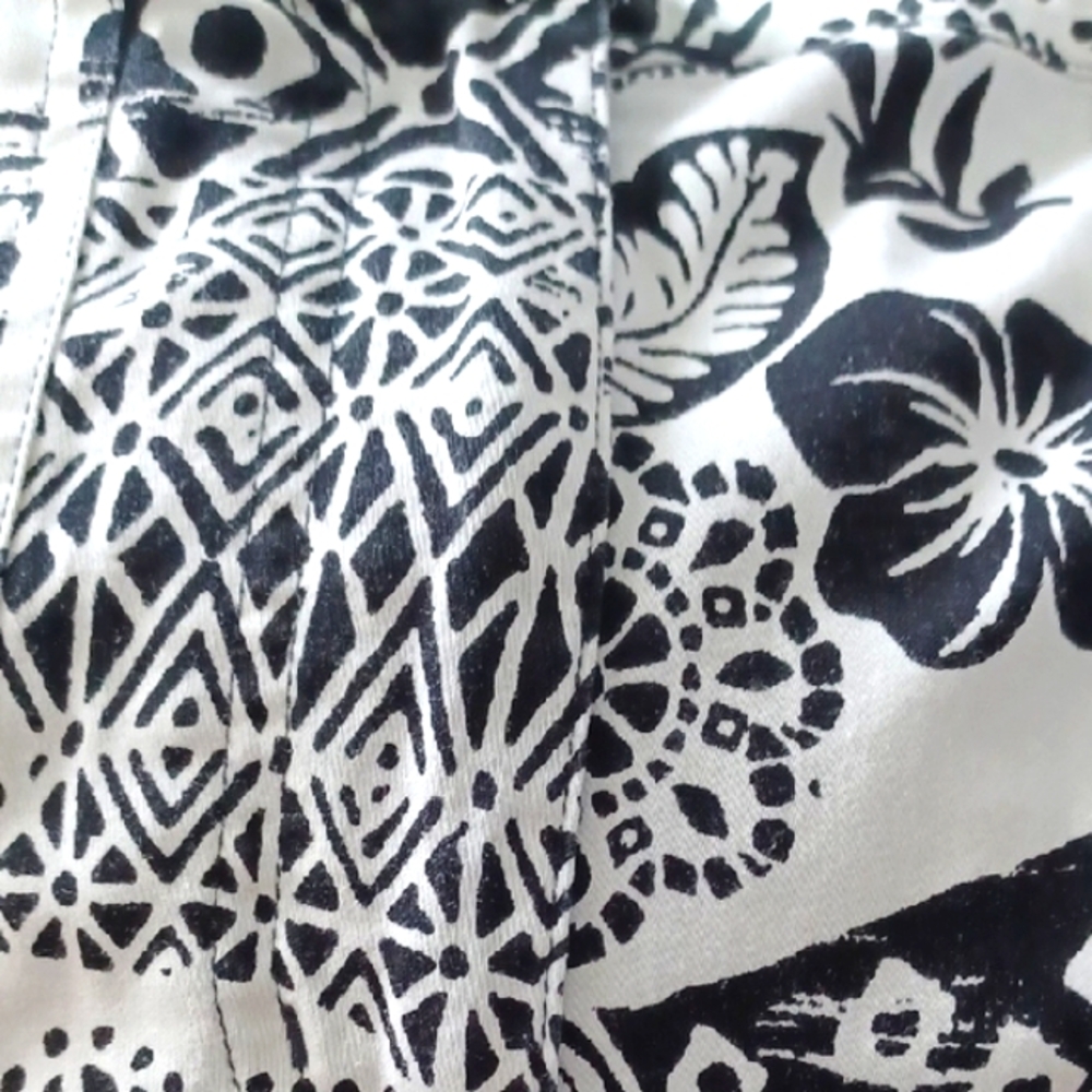 Chico's Black & White Patterned Crop Pants - Picture 8 of 9